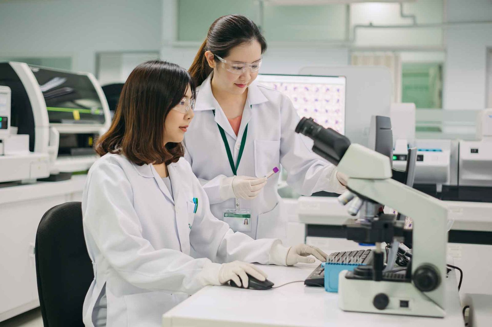 Medical technologist working in a laboratory