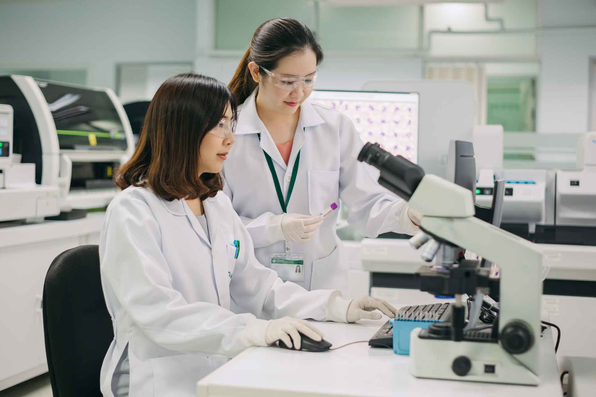 Medical technologist working in a laboratory
